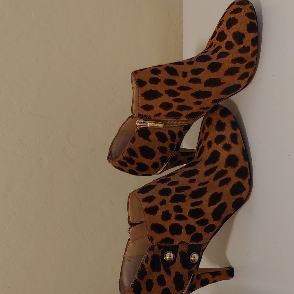 Vince Camuto leopard skin 3" heel 8 med